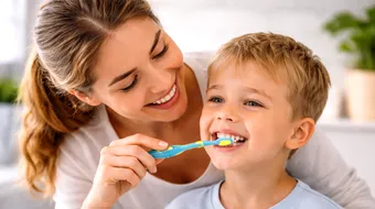 Cum se îngrijesc corect dinții copiilor. Sfaturi importante pentru părinți