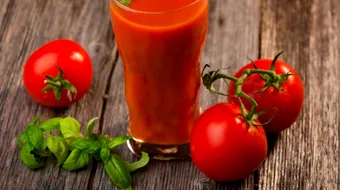 Motivele pentru care se merita sa consumi zilnic suc de rosii