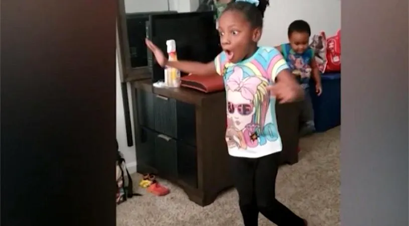 Reacția unei fetițe de 6 ani, cu paralizie cerebrală, când reușește să meargă singură pentru prima dată VIDEO