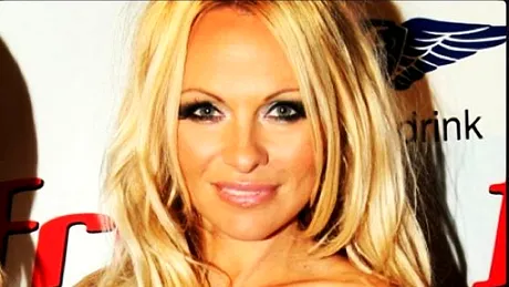 Pamela Anderson s-a cuplat cu un fotbalist din Franta! Este cu aproape 20 de ani mai tanar ca ea. Cei doi se afiseaza in public