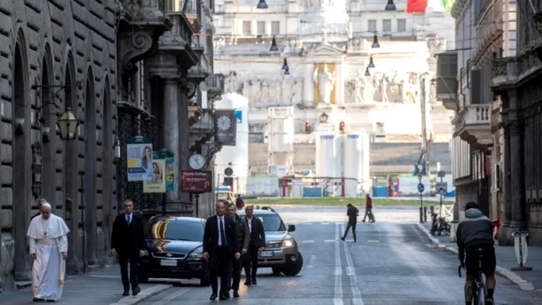 S-a rugat pentru cei bolnavi! Papa Francisc s-a plimbat pe străzile Romei, în plină pandemie, deși trăiește cu un singur plămân!