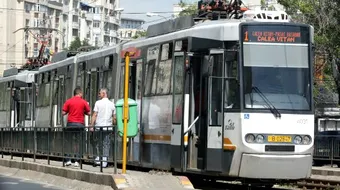 Momente socante intr-o statie de tramvai din Capitala! O fetita a fost la un pas de tragedie, dupa ce vatmanul i-a inchis usile in fata si nu s-a asigurat