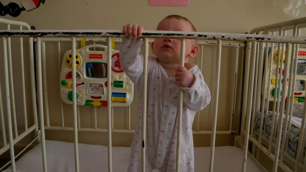 Copil, abandonat in scara unui bloc din Adjud. Ce s-a intamplat la scurt timp dupa ce mama l-a lasat acolo 