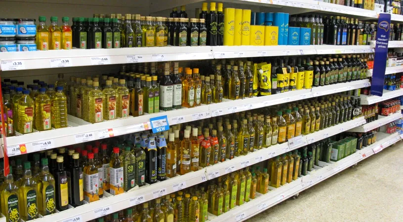 Ai grijă ce cumperi! Uleiul de măsline contrafăcut, pe rafturile magazinelor din România. Cum verifici dacă este veritabil