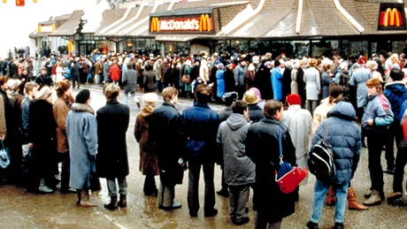 Nemaivazut! A fost “revolutie” cand s-a deschis primul Mc Donald’s in Moscova in 1990! Mii de oameni au stat la coada pentru un burger. Era cel mai mare din lume!