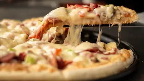 Dezgustator: au comandat pizza, dar ce au primit in schimb i-a scarbit pe loc! Ce se afla in pachetul de la restaurant