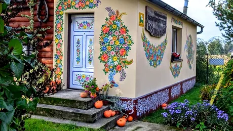 Orasul acesta a reusit sa devina unic in lume. Toate casele sunt pictate manual cu flori. Unde poti vedea aceste minunatii