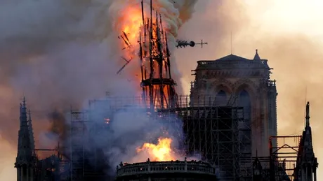 Imagini din interiorul ARS al Catedralei Notre-Dame! Ce a alimentat focul. Se afla chiar PE ACOPERIS! VIDEO