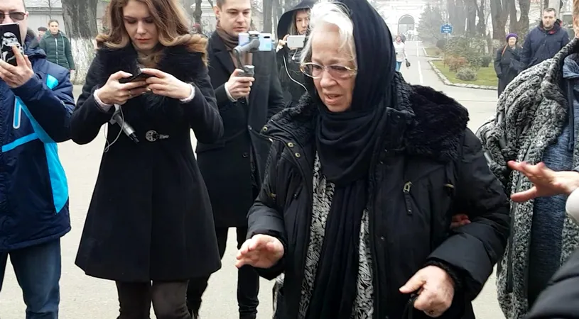 Detaliu șocant în timpul priveghiului! Ce obiect a lăsat mama Cristinei Țopescu în sicriul fiicei sale