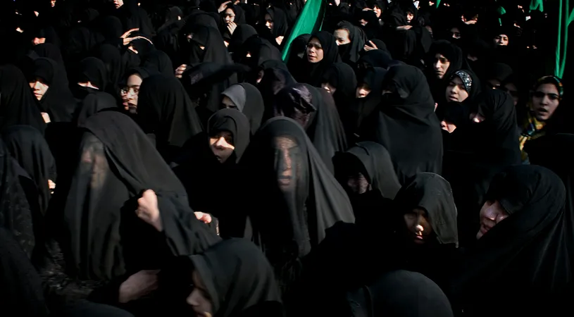 Curaj dus la extrem: opt femei din Iran au fost surprinse la un meci de fotbal, imbracate in haine barbatesti! Ce au patit acestea