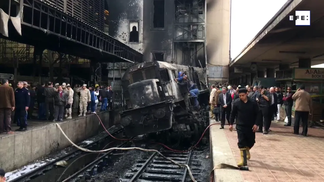 Gara din Cairo a luat foc. Peste 25 de persoane au murit. Autoritatile inca mai cauta victime VIDEO