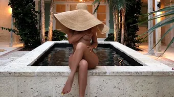 Kylie Jenner, fotografii incendiare pe o plajă părăsită! Cum s-a lăsat pozată cea mai tânără miliardară a lumii
