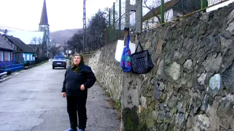 Satul din România unde nu se fură. Localnicii lasă dimineaţa banii la poartă, într-o plasă, şi seara găsesc pâine în sacoşă