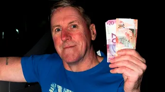 A gasit bani la bancomat si i-a inapoiat! Ce s-a intamplat cu acest barbat la scurt timp. E incredibil!