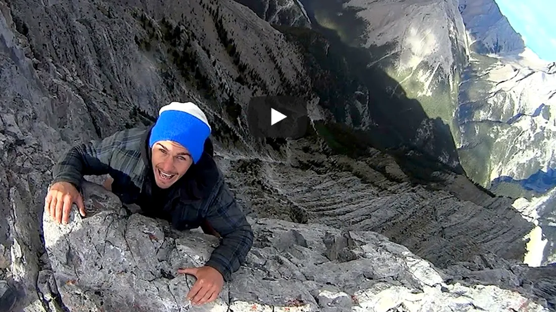 Alpinistii astia doi sunt nebuni de legat! S-au filmat in timp ce mergeau pe cea mai periculoasa creasta montana! VIDEO