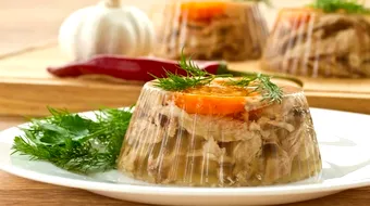 Puține gospodine cunosc acest truc. Momentul exact în care trebuie pus usturoiul ca piftia să iasă perfectă!