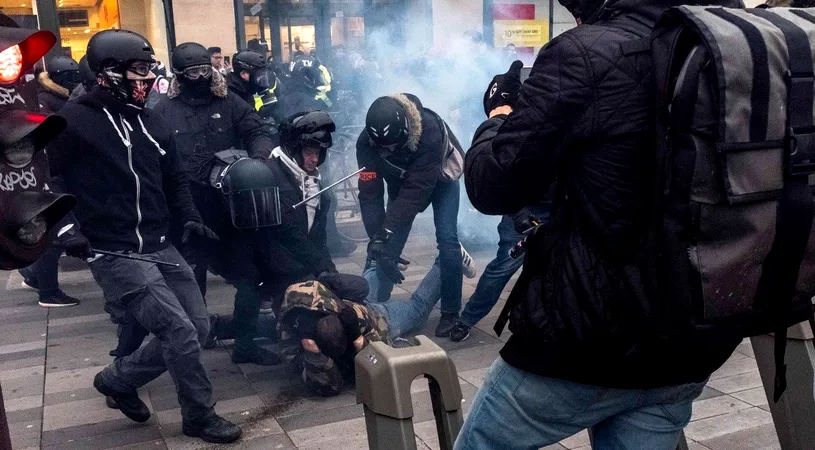 Un protestatar vestele galbene, cu bratul smuls. Ce s-a intamplat pe strazile din Paris, in weekend VIDEO socant