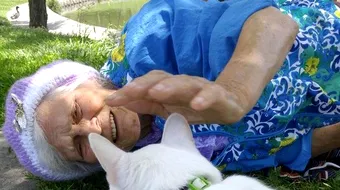 Povestea emotionanta din spatele acestei poze! De ce batranica asta sta pe jos