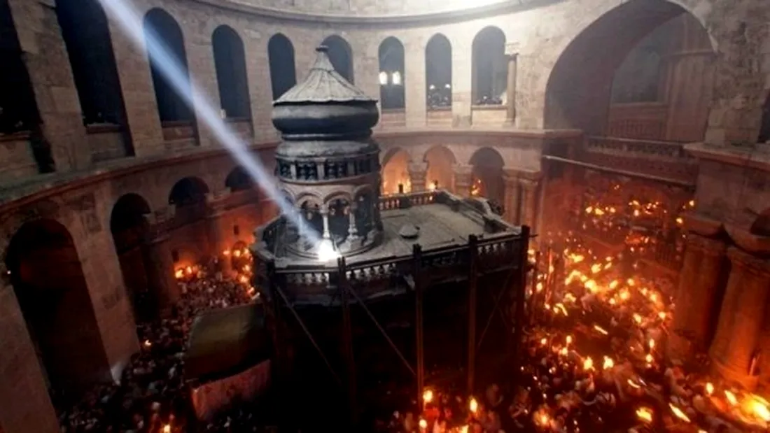 Lumina Sfanta s-a aprins la Ierusalim! Mii de pelerini au asistat la coborarea Luminii Sfinte a Invierii