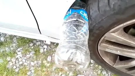 Ce se întâmplă dacă găsești o sticlă de plastic pusă la roata mașinii. Trebuie să faci asta de urgență VIDEO