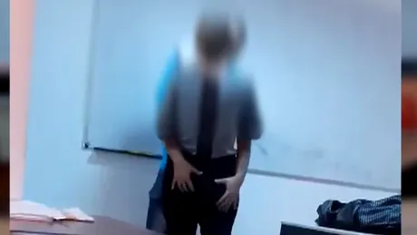 Profesor filmat in timp ce saruta si pipaia o eleva, la ore. Imagini revoltatoare! Ce a facut la scurt timp dupa fapta sa VIDEO