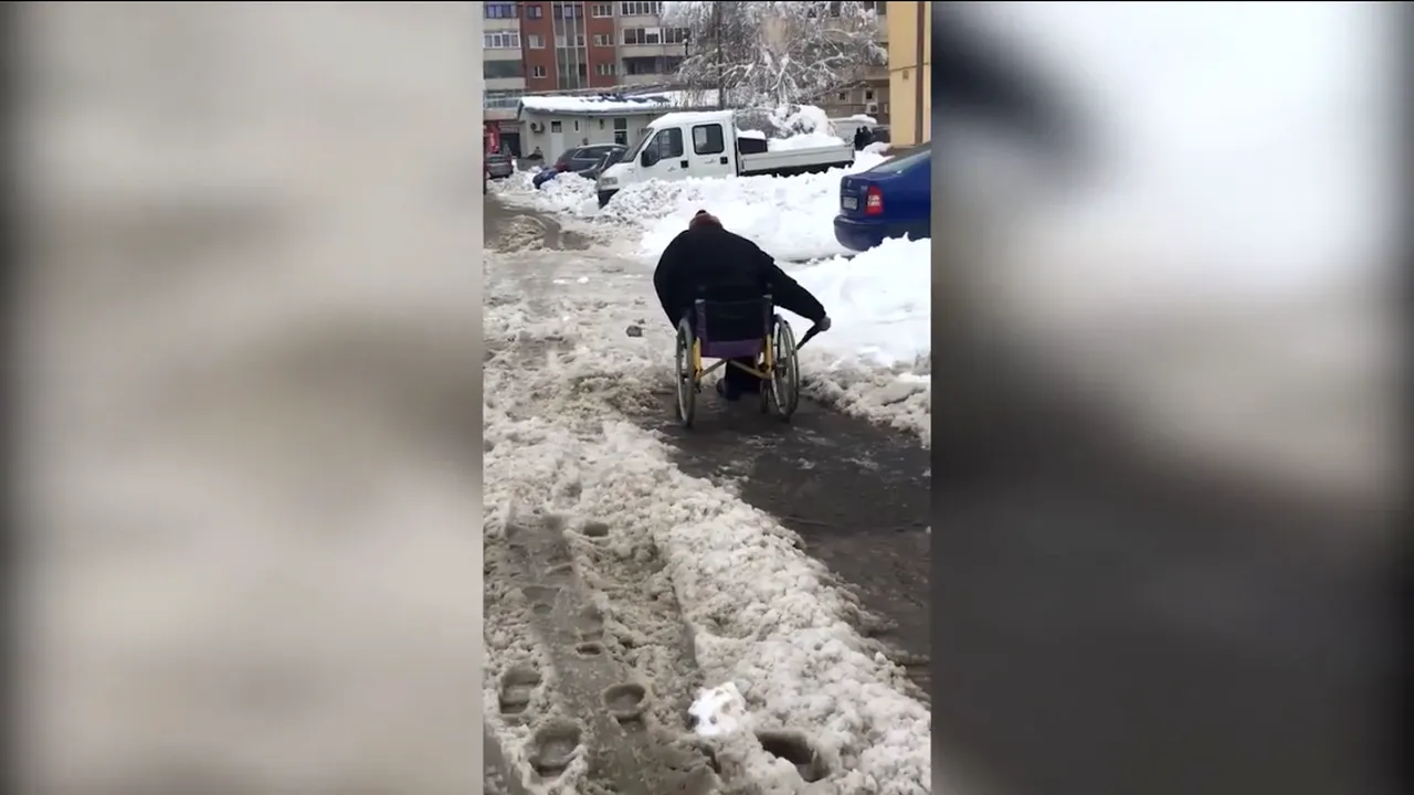 Un barbat in scaun cu rotile a dat zapada in Resita (1) 