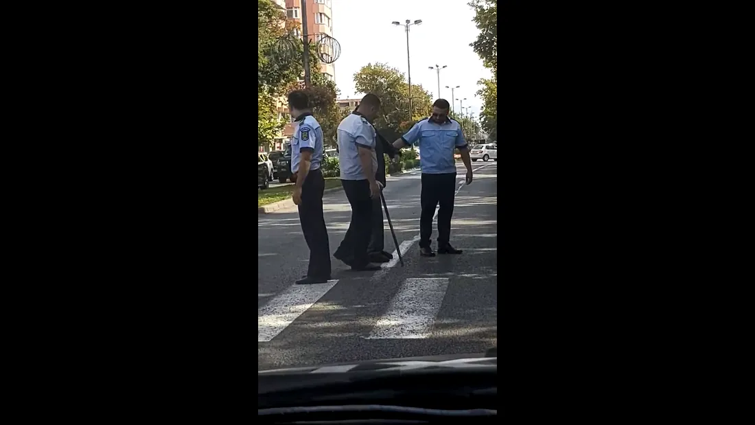 Trei politisti din Bistrita au ajutat un om sa treaca strada VIDEO