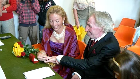 S-a insurat la 68 de ani cu o fata de 21. Dupa un an de la moartea lui, prietenii au fost uluiti de ce i-a facut acesteia. Care a fost ultima dorinta a barbatului