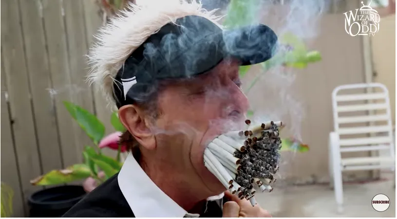 VIDEO! Barbatul cu cea mai mare gura din lume poate sa fumeze 130 de tigari in acelasi timp si este o nebunie total sa-l vezi in actiune!