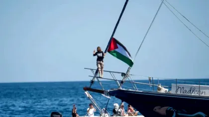 Cocoțată pe prova unei bărci, activista Greta Thunberg anunță că a pornit spre Gaza. Armata israeliană, pregătită să atace nava