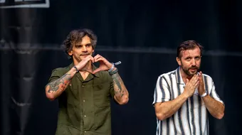 Trupa Fără Zahăr: „Suntem un apărățel care se bagă într-o priză numită public. Scena este un loc foarte bun să te ascunzi”