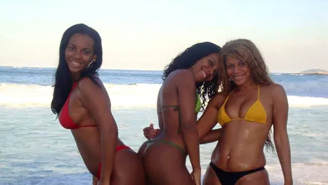 Braziliencele au luat-o razna! Ce au inceput sa isi faca toate, ca pe banda rulanta. Fontatorul Miss Bum Bum e ingrozit