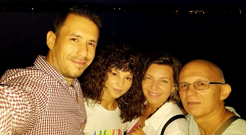 FOTO: AMI, alături de părinții ei în ziua în care au împlinit 30 de ani de căsnicie