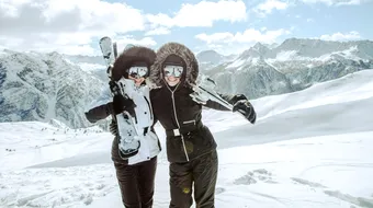 (P) Costum de schi pentru femei: pe care să-l alegi?