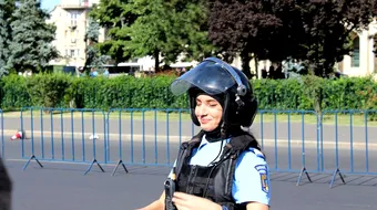 Imagini cu femeia-jandarm cu cateva ore inainte de a fi batuta! Ce a facut Stefania in fata protestatarilor