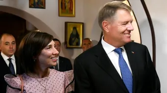 Carmen Iohannis, criticata de Monica Tatoiu pentru tinuta purtata la Episcopia Romana din Italia