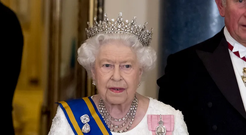 Regina Angliei nu a purtat mască la primul său eveniment public din pandemie. Ce spun experţii despre acest gest