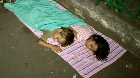 Ti se rupe sufletul! Un trecator a dat pe strada de 2 copii. Dormeau pe asfalt. Unde este mama lor
