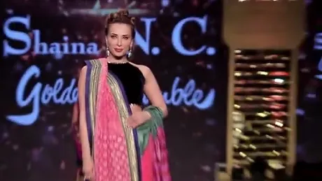 Iulia Vantur i-a cucerit pe creatorii de moda din India. Iubita lui Salman Khan a defilat in tinute traditionale indiene VIDEO