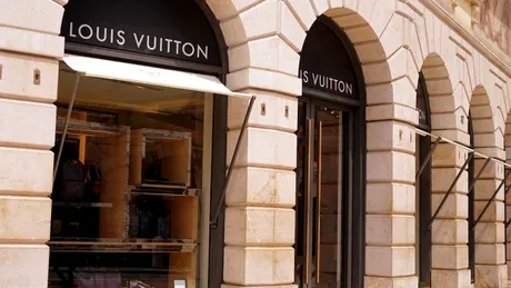 Locul din Romania unde se fabrica pantofii Louis Vuitton! Uzina e tinuta ascunsa, iar angajatii muncesc pe branci pentru salarii mizere