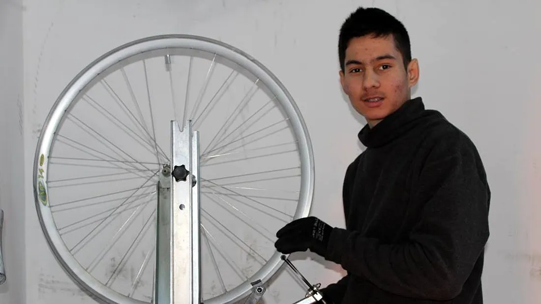 Andrei, cel mai tanar mecanic de biciclete din Romania. Cum il poti ajuta