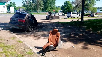 Un Audi Q7 s-a rupt in doua, la propriu, dupa ce a intrat intr-un stalp! Soferul a scapat fara nicio zgarietura si a fugit de la locul accidentului! VIDEO