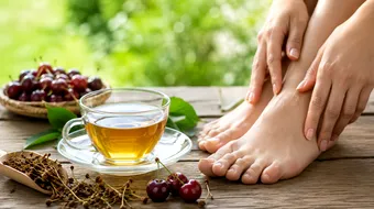 Ceaiul natural care poate ajuta la combaterea picioarelor umflate vara. Remediul simplu pe care multe persoane îl redescoperă în sezonul cald