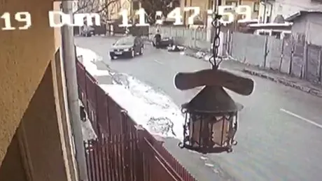 Un barbat din Pitesti si-a lovit intentionat soacra cu masina in timp ce femeia mergea pe strada! Imagini ireale cu incidentul! VIDEO