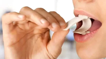 Oamenii de știință avertizează! Guma de mestecat eliberează sute de microplastice în cavitatea bucală