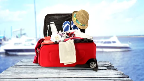 6 lucruri pe care trebuie neapărat să le iei cu tine la plajă. Cum arată bagajul pentru mare