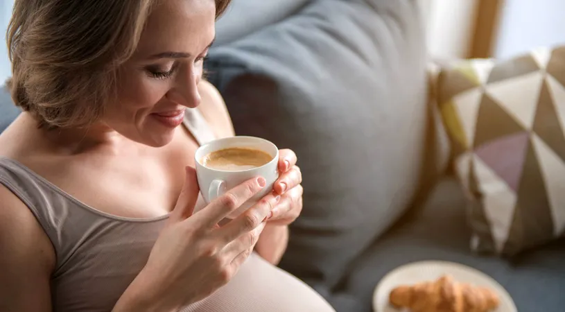 Cafeaua in timpul sarcinii are efecte nocive asupra fatului. Ce se intampla cu bebelusii dupa ce sunt adusi pe lume. Medicii nu te avertizeaza niciodata!