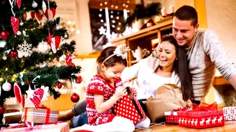 Tradiții de Crăciun. Ce se întâmplă dacă pui o pușculiță sub bradul împodobit