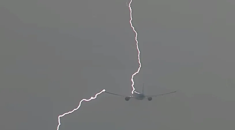 Un avion a fost lovit de trăsnet, după decolarea de la București! A aterizat de urgență înapoi. Ce s-a întâmplat cu pasagerii