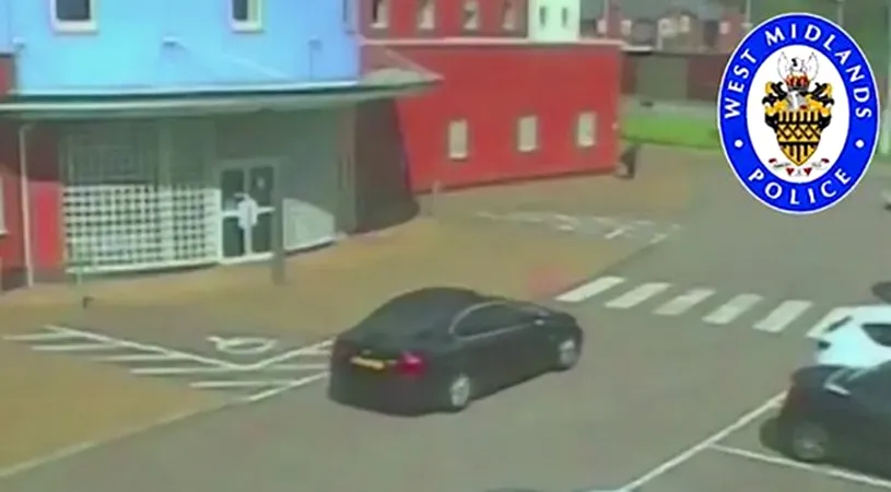 A parcat in fata sectiei de politie si a intrat sa le arate ce e pe scaunul lui. Ofiterii au ramas inmarmuriti de ceea ce au gasit